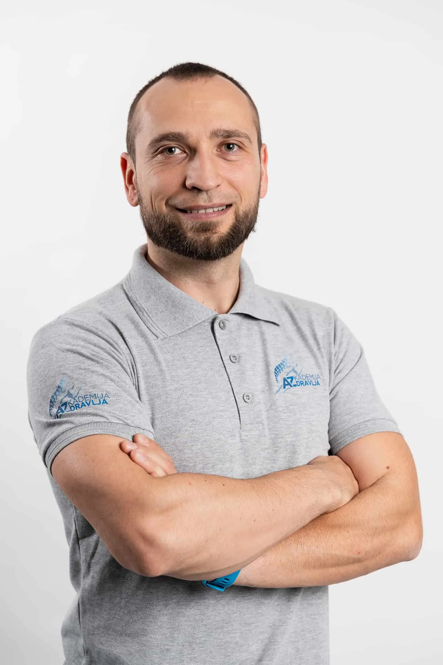 Stručni trener Akademije zdravlja vodi trening